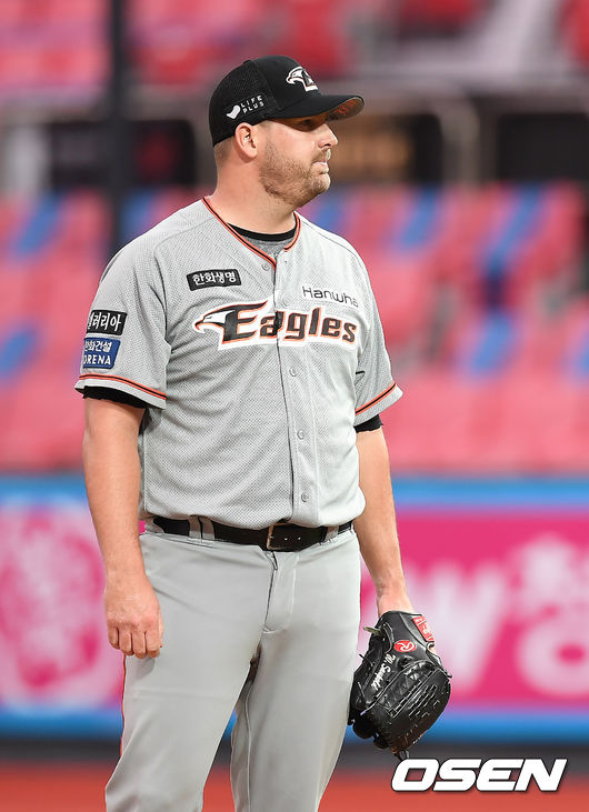 한화 서폴드가 홈런을 허용한 뒤 아쉬워하고 있다. /youngrae@osen.co.kr