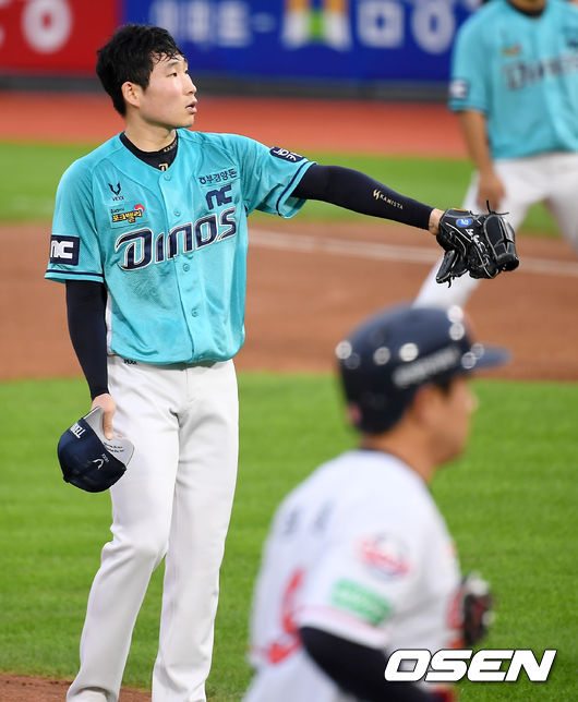 1회말 1사 만루 NC 이재학이 밀어내기 볼넷으로 실점하고 있다. /youngrae@osen.co.kr