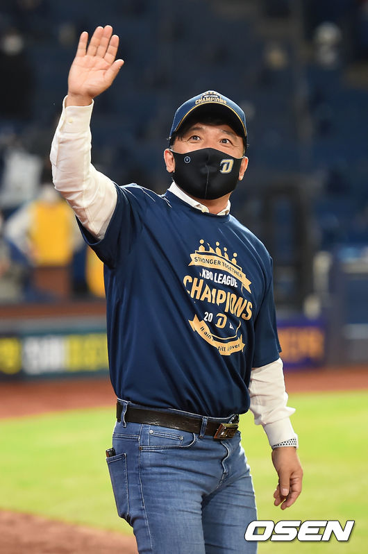 이로써 NC는 시즌 81승 53패 5무의 성적을 찍으며 남아있던 정규리그 우승의 매직넘버 1을 지웠다. 지난 2011년 창단 이후 9년 만에 창단 첫 정규리그 우승을 달성했다.NC다이노스 김택진 구단주가 팬들에게 인사를 하고 있다. /youngrae@osen.co.kr