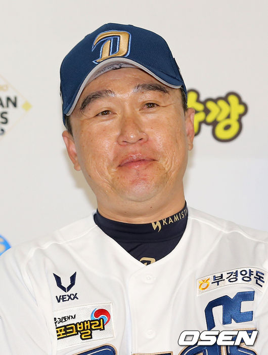 16일 오후 서울 고척스카이돔에서 '2020 신한은행 SOL KBO리그' 한국시리즈 미디어데이가 열렸다.NC 이동욱 감독이 미소를 짓고 있다. /sunday@osen.co.kr