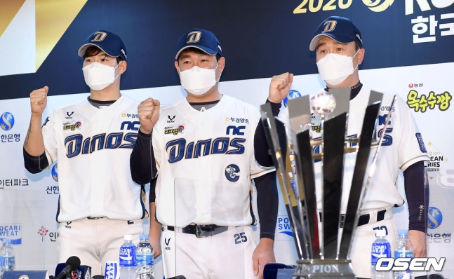 16일 오후 서울 고척스카이돔에서 '2020 신한은행 SOL KBO리그' 한국시리즈 미디어데이가 열렸다.NC 박민우, 양의지, 이동욱 감독이 기념촬영을 하고 있다. /sunday@osen.co.kr