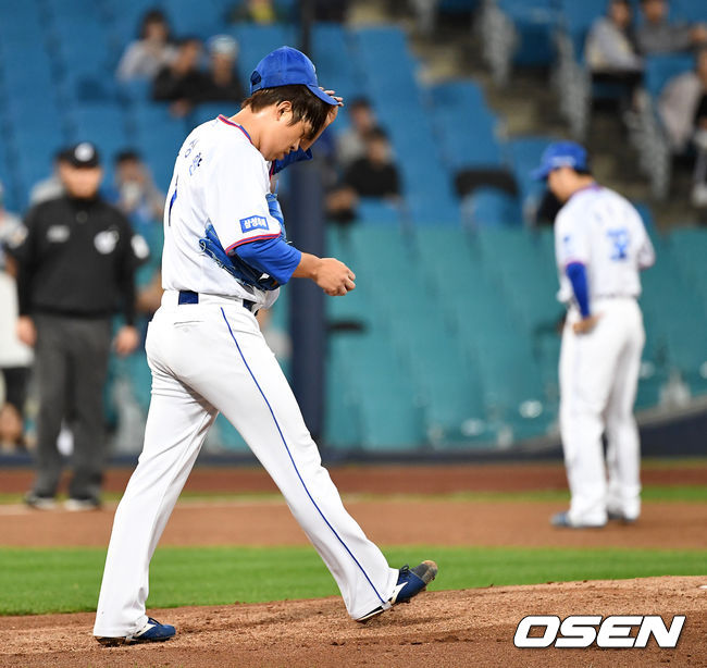 2회초 2사 1, 2루 상황 두산 박건우에게 달아나는 2타점 2루타를 허용한 삼성 선발 윤성환이 마운드로 향하며 모자를 고쳐쓰고 있다. /dreamer@osen.co.kr