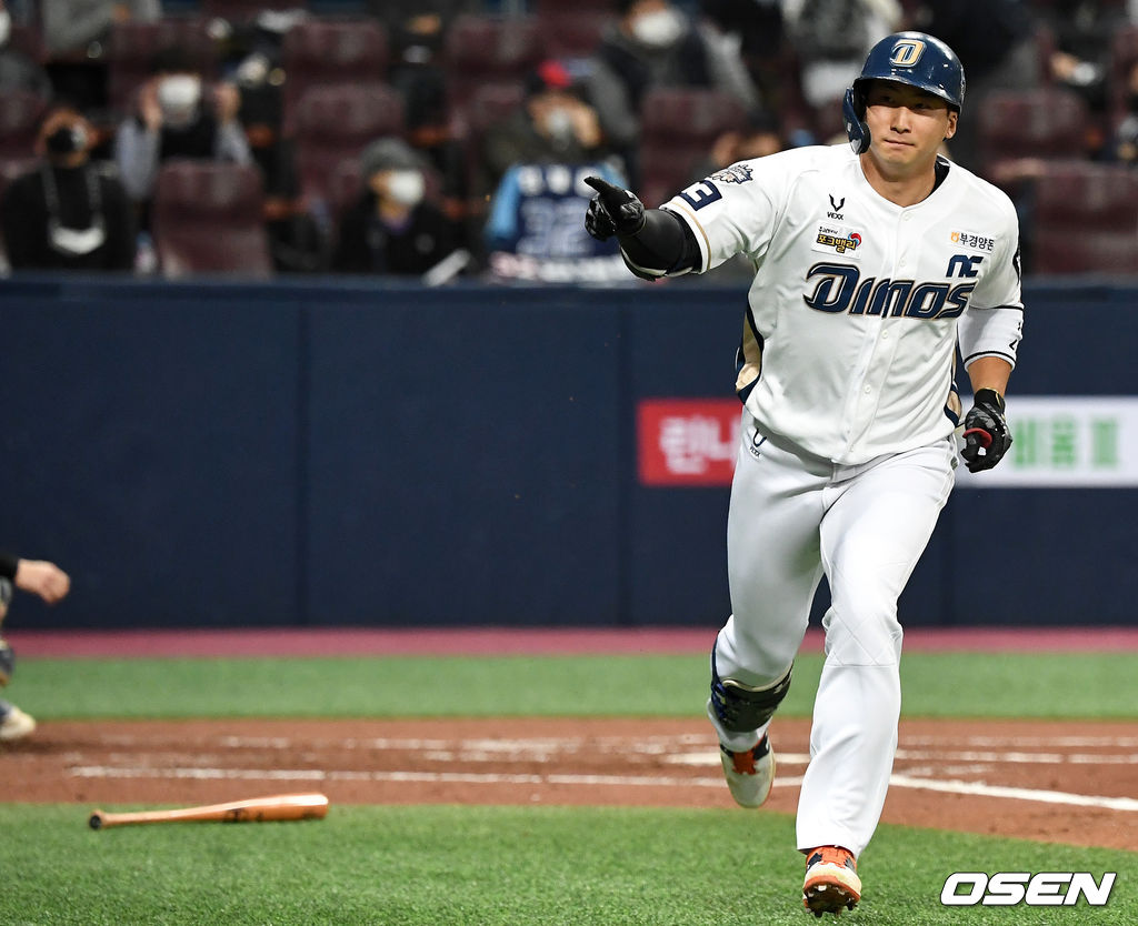 1회말 1사 3루 상황 NC 나성범이 선제 1타점 적시타를 날리고 더그아웃을 향해 세리머니를 하고 있다. / dreamer@osen.co.kr