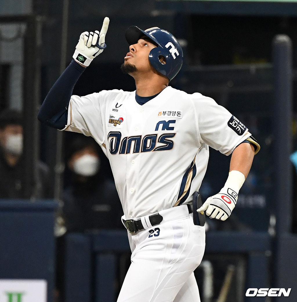 4회말 1사 1, 2루 상황 NC 알테어가 달아나는 중월 스리런포를 날리고 그라운드를 돌며 세리머니를 하고 있다. / dreamer@osen.co.kr