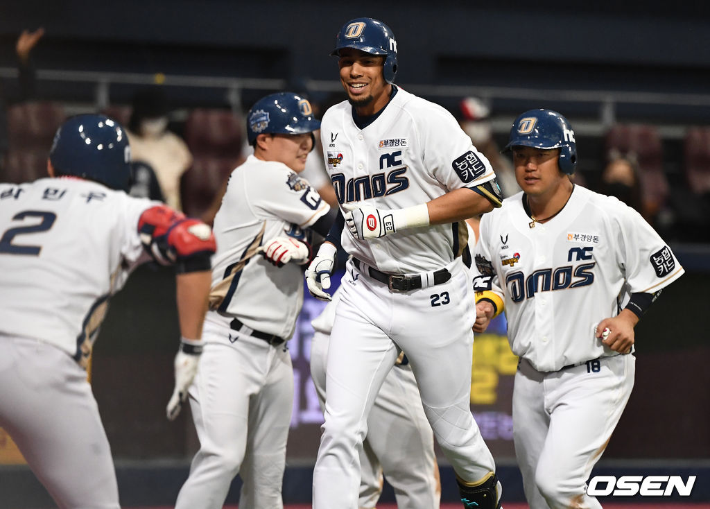 4회말 1사 1, 2루 상황 NC 알테어가 달아나는 중월 스리런포를 날리고 동료들과 기뻐하고 있다. / dreamer@osen.co.kr