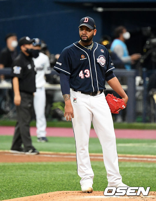 4회말 1사 1,2루에서 NC 알테어에게 중월 스리런 홈런을 허용한 두산 알칸타라가 아쉬워하고 있다. /sunday@osen.co.kr