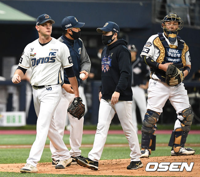 6회초 1사 1, 2루 상황 NC 선발 루친스키가 마운드를 내려가고 있다. / dreamer@osen.co.kr