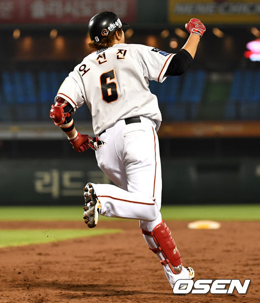 끝내기 투런포를 날린 한화 오선진이 그라운드를 돌며 기뻐하고 있다. / dreamer@osen.co.kr