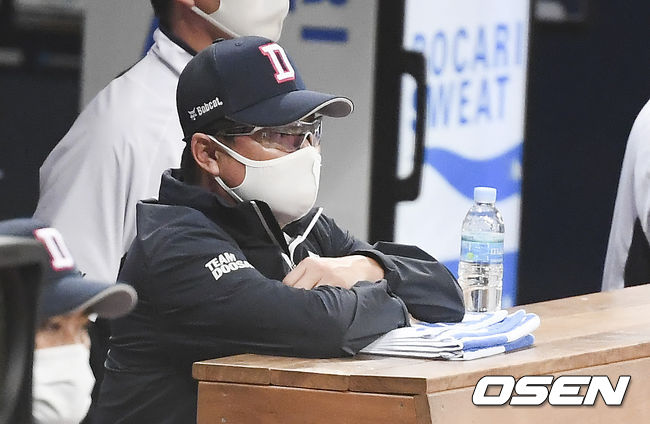 17일 오후 서울 고척스카이돔에서 ‘2020 신한은행 SOL KBO리그’ 한국시리즈 1차전 NC 다이노스와 두산 베어스의 경기가 열렸다.7회말 두산 김태형 감독이 경기를 지켜보고 있다. / soul1014@osen.co.kr