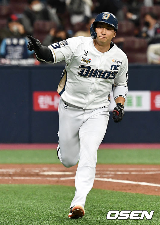 1회말 1사 3루 상황 NC 나성범이 선제 1타점 적시타를 날리고 더그아웃을 향해 세리머니를 하고 있다. / dreamer@osen.co.kr