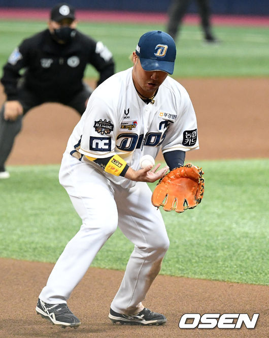 5회초 1사 2,3루에서 NC 박석민이 두산 박건우의 땅볼 타구를 잡았다 놓치며 실점을 허용하고 있다. /sunday@osen.co.kr