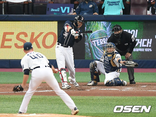 17일 오후 서울 고척스카이돔에서 '2020 신한은행 SOL KBO리그' 한국시리즈 NC 다이노스와 두산 베어스의 경기가 열렸다.6회초 1사 1루 두산 오재일이 타격 방해로 출루하고 있다. /youngrae@osen.co.kr