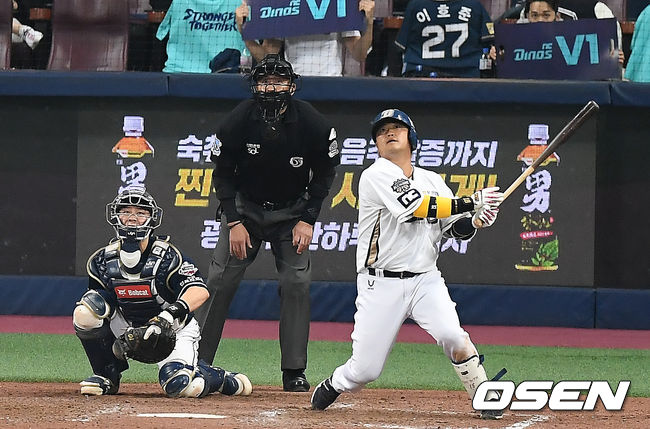 17일 오후 서울 고척스카이돔에서 '2020 신한은행 SOL KBO리그' 한국시리즈 NC 다이노스와 두산 베어스의 경기가 열렸다.8회말 1사 3루 NC 박석민이 중견수 희생플라이로 타점을 올리고 있다. /youngrae@osen.co.kr