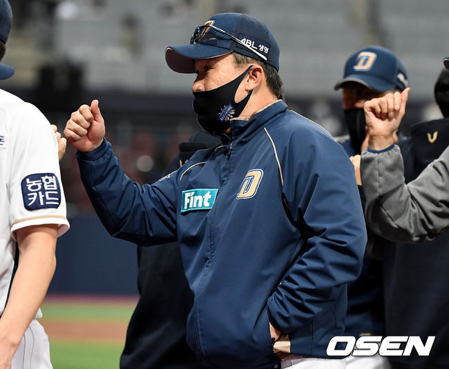 경기를 마치고 승리한 NC 이동욱 감독이 선수들과 인사를 나누고 있다. / dreamer@osen.co.kr