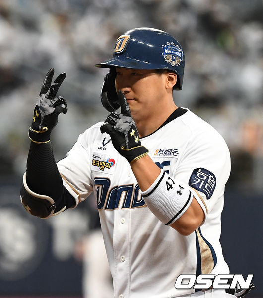 3회말 2사 주자없는 상황 NC 나성범이 안타를 날리고 1루에 안착해 세리머니를 하고 있다. / dreamer@osen.co.kr