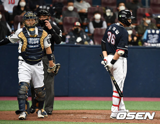 4회초 2사 1루 상황 두산 오재일이 삼진을 당한 뒤 아쉬워하고 있다. / dreamer@osen.co.kr