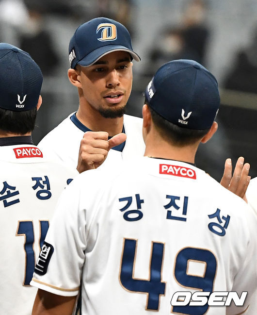 경기를 마치고 승리한 NC 알테어를 비롯한 선수들이 인사를 나누고 있다. / dreamer@osen.co.kr