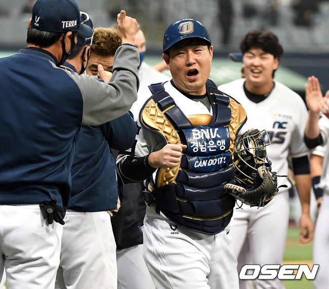 경기를 마치고 승리한 NC 양의지를 비롯한 선수들이 코칭스태프와 하이파이브를 나누고 있다. / dreamer@osen.co.kr
