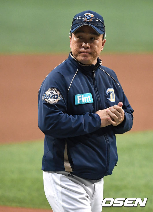 경기 전 훈련에서 NC 이동욱 감독이 선수들의 훈련을 지켜보고 있다. / dreamer@osen.co.kr