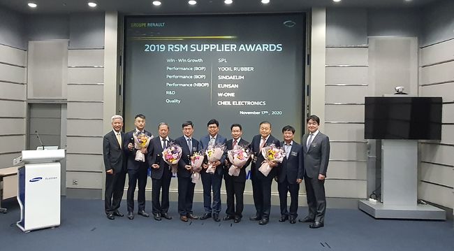 왼쪽부터 르노삼성자동차 구매본부장 황갑식, ㈜제일전자공업 대표 강남욱, 에스피엘 대표 양수석, ㈜신대림정밀공업 대표 김한진, 유일고무 대표  남영, 더블유원 대표 한재석, ㈜은산해운항공 대표 양재생, 르노삼성자동차협력업체협의회(RSSA) 회장 나기원 (신흥기공 대표), 르노삼성자동차협력업체협의회(RSSA) 수석부회장 류동엽 (동원테크 대표). 