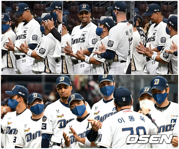 경기 시작을 앞두고 홀로 마스크를 착용하지 않은 NC 알테어가 동료들과 함께 코로나19 극복을 위해 헌신하는 의료진들을 응원하며 감사의 마음을 전하는 ‘덕분에 챌린지’를 하고 있다. / dreamer@osen.co.kr