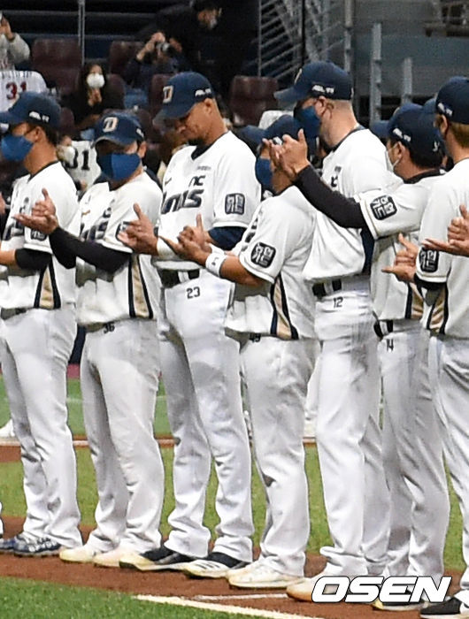 경기 시작을 앞두고 홀로 마스크를 착용하지 않은 NC 알테어가 동료들과 함께 코로나19 극복을 위해 헌신하는 의료진들을 응원하며 감사의 마음을 전하는 ‘덕분에 챌린지’를 하고 있다. / dreamer@osen.co.kr