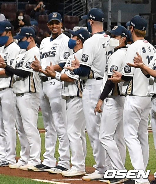 경기 시작을 앞두고 홀로 마스크를 착용하지 않은 NC 알테어가 동료들과 함께 코로나19 극복을 위해 헌신하는 의료진들을 응원하며 감사의 마음을 전하는 ‘덕분에 챌린지’를 하고 있다. / dreamer@osen.co.kr