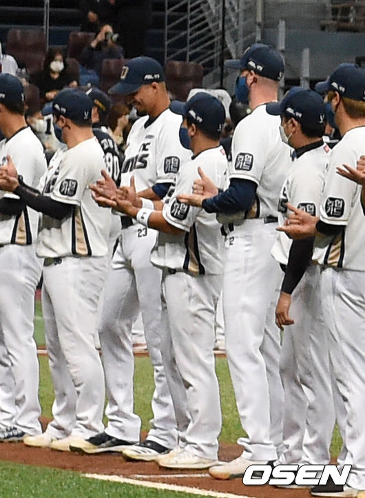 경기 시작을 앞두고 홀로 마스크를 착용하지 않은 NC 알테어가 동료들과 함께 코로나19 극복을 위해 헌신하는 의료진들을 응원하며 감사의 마음을 전하는 ‘덕분에 챌린지’를 하고 있다. / dreamer@osen.co.kr