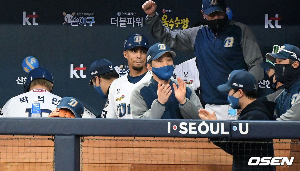 NC는 17일 서울 고척스카이돔에서 열린 ‘2020 신한은행 SOL KBO리그’ 포스트시즌 두산과의 한국시리즈 1차전에서 5-3으로 승리했다.NC 알테어가 경기중 마스크를 쓰지 않은 채 더그아웃에서 대기하고 있다. /sunday@osen.co.kr