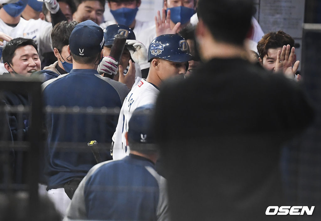 이날 MVP로 뽑힌 알테어가 8회말 나성범의 추가득점에 마스크를 벗은채 타석준비를 하고 있다. / soul1014@osen.co.kr