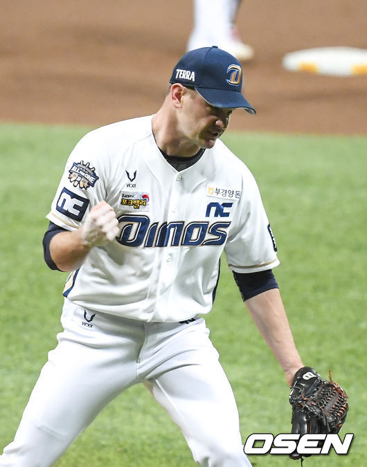 17일 오후 서울 고척스카이돔에서 ‘2020 신한은행 SOL KBO리그’ 한국시리즈 1차전 NC 다이노스와 두산 베어스의 경기가 열렸다.5회초 1사 만루 두산 페르난데스의 투수 앞 병살타로 위기를 넘긴 NC 선발투수 루친스키가 주먹을 쥐며 기뻐하고 있다. / soul1014@osen.co.kr