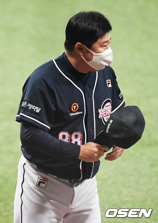 경기에 앞서 두산 김경문 감독이 NC 선수단을 향해 인사를 하고 있다.  / soul1014@osen.co.kr