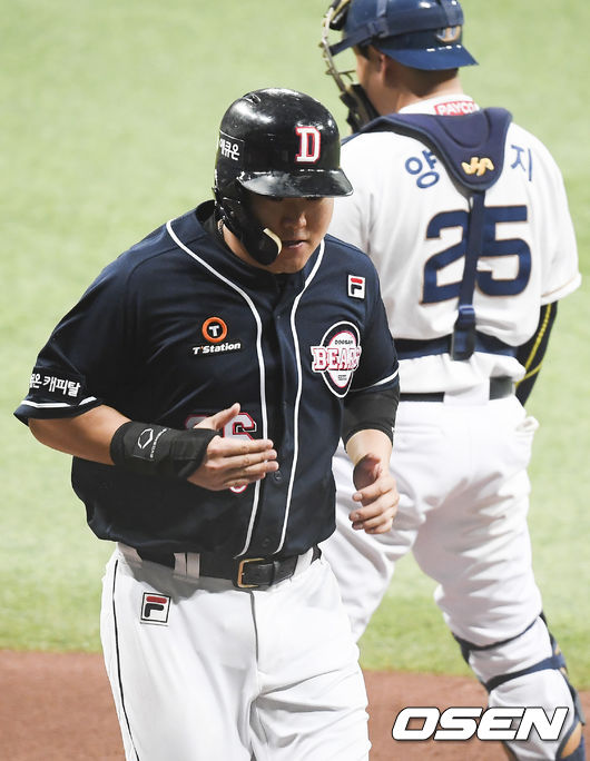 17일 오후 서울 고척스카이돔에서 ‘2020 신한은행 SOL KBO리그’ 한국시리즈 1차전 NC 다이노스와 두산 베어스의 경기가 열렸다.6회말 1사 1,2루 두산 김재호의 희생플라이때 3루 주자 오재일이 홈을 밟고 있다. / soul1014@osen.co.kr