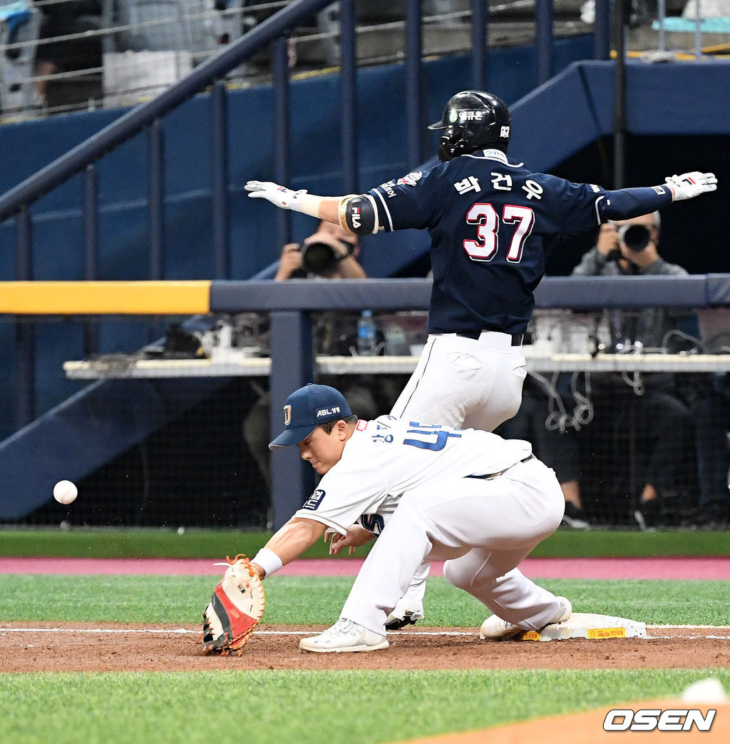 2회초 1사 1,2루에서 두산 박건우의 내야안타 때 NC 강진성이 박성민의 송구를 놓치고 있다./sunday@osen.co.kr