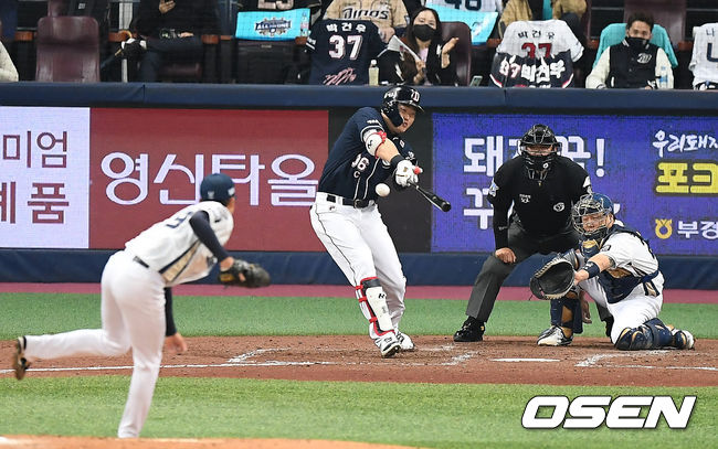 4회초 1사 두산 오재일이 안타를 때려내고 있다. /youngrae@osen.co.kr