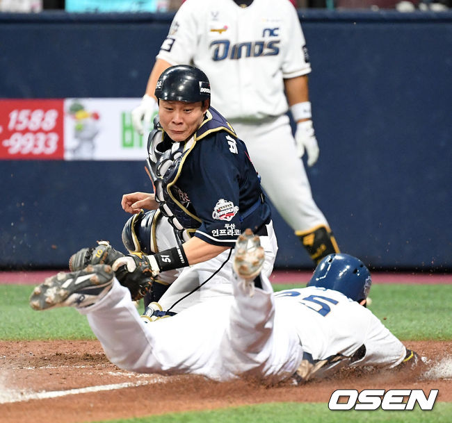 18일 오후 서울 고척스카이돔에서 '2020 신한은행 SOL KBO리그' 한국시리즈 2차전 NC 다이노스와 두산 베어스의 경기가 열렸다.4회말 1사 만루에서 두산 박세혁이 NC 알테어의 외야플라이 때 태그업을 시도한 3루주자 양의지를 태그아웃 처리하고 있다./sunday@osen.co.kr