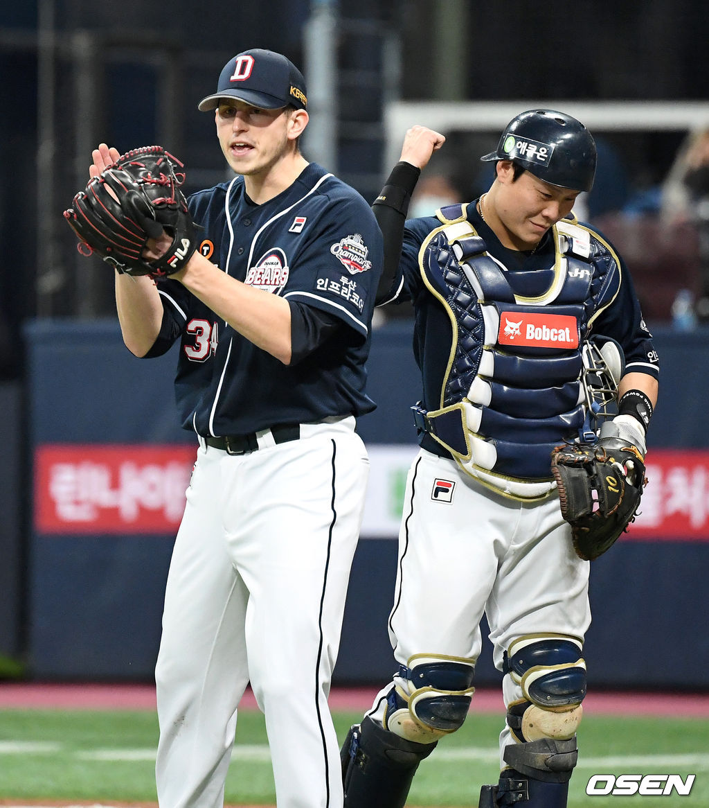 18일 오후 서울 고척스카이돔에서 '2020 신한은행 SOL KBO리그' 한국시리즈 2차전 NC 다이노스와 두산 베어스의 경기가 열렸다.4회말 1사 만루에서 두산 플렉센과 박세혁이 박건우의 호수비에 환호하고 있다./sunday@osen.co.kr