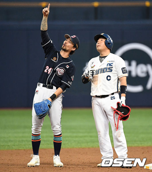 18일 오후 서울 고척스카이돔에서 '2020 신한은행 SOL KBO리그' 한국시리즈 2차전 NC 다이노스와 두산 베어스의 경기가 열렸다.9회말 무사에서 NC 양의지가 고척돔 천장을 맞추는 좌전 2루타를 치고 2루에서 두산 오재원과 타구에 대해 이야기하고 있다./sunday@osen.co.kr