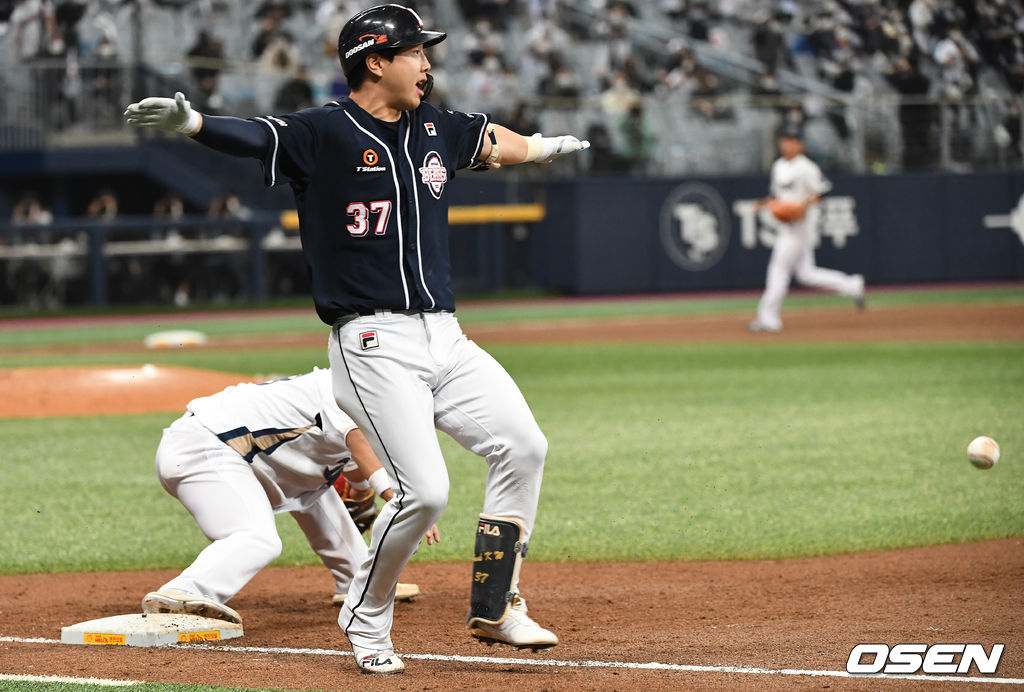 2회초 1사 1, 2루 상황 두산 박건우의 내야 안타 때 NC 3루수 박석민의 송구 실책으로 1루수 강진성이 포구에 실패하고 있다. / dreamer@osen.co.kr