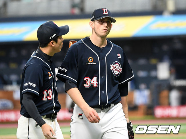 18일 오후 서울 고척스카이돔에서 '2020 신한은행 SOL KBO리그' 한국시리즈 2차전 NC 다이노스와 두산 베어스의 경기가 열렸다.6회말 1사 두산 허경민이 NC 박석민의 타구에 맞은 플렉센의 상태를 묻고 있다./sunday@osen.co.kr