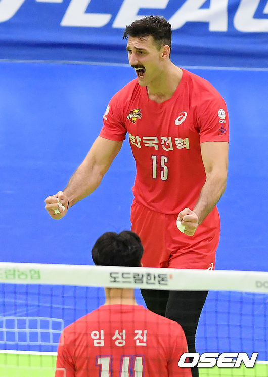 1세트 한국전력 러셀이 서브에이스에 성공한 후 기뻐하고 있다./ rumi@osen.co.kr