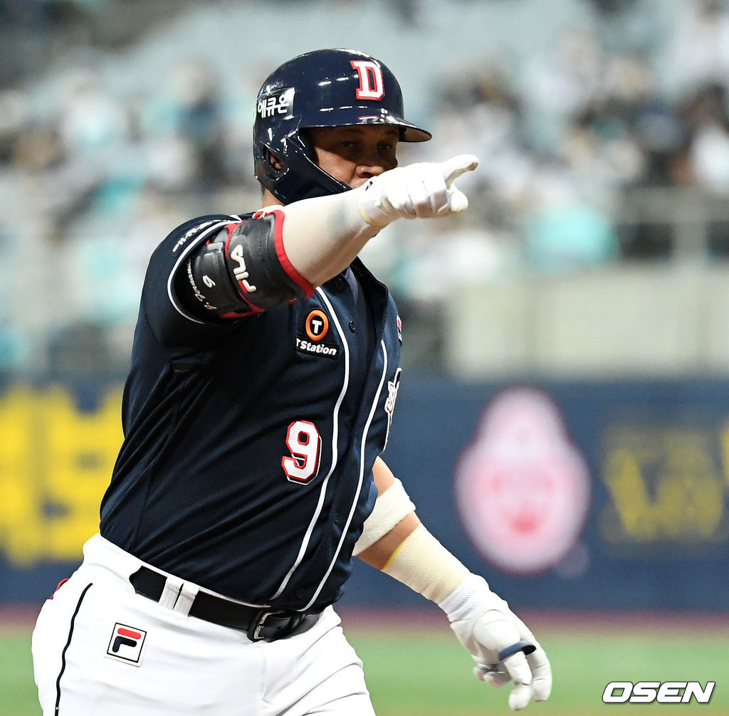 18일 오후 서울 고척스카이돔에서 '2020 신한은행 SOL KBO리그' 한국시리즈 2차전 NC 다이노스와 두산 베어스의 경기가 열렸다.9회초 무사에서 두산 페르난데스가 우월 솔로 홈런을 치고 환호하고 있다./sunday@osen.co.kr