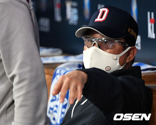 18일 오후 서울 고척스카이돔에서 '2020 신한은행 SOL KBO리그' 한국시리즈 2차전 NC 다이노스와 두산 베어스의 경기가 열렸다.8회초 2사 2루 투수 교체 때 두산 김태형 감독이 작전을 지시하고 있다./sunday@osen.co.kr
