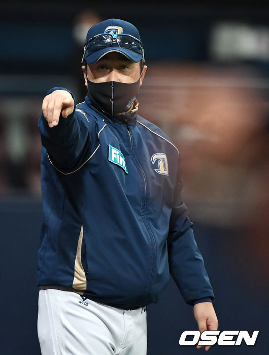 9회말 1사 1, 2루 상황 NC 이동욱 감독이 대주자 교체를 지시하고 있다. / dreamer@osen.co.kr