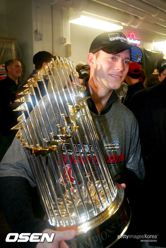 [사진] 2004년 보스턴 레드삭스 월드시리즈 우승 트로피를 든 테오 엡스타인 /ⓒGettyimages(무단전재 및 재배포 금지)