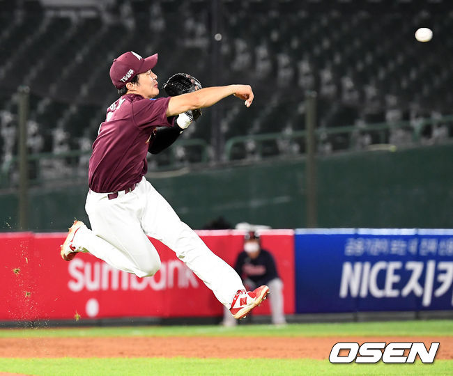 김하성이 땅볼타구를 잡아 몸을 날리며 2루로 러닝스루를 하고 있다. /rumi@osen.co.kr