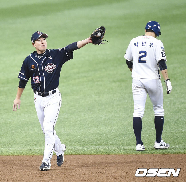 5회말 1사 1루 NC 이명기의 라인드라이브 타구를 잡은 김재호 유격수가 1루 주자 박민우를 태그아웃시키고 있다./  soul1014@osen.co.kr