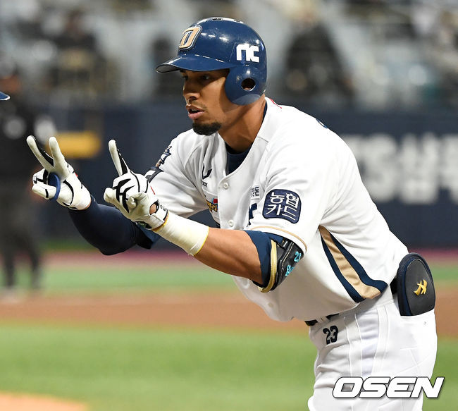 9회말 1사 만루 상황 NC 알테어가 추격의 1타점 적시타를 날리고 1루에 안착해 기뻐하고 있다. / dreamer@osen.co.kr