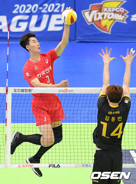 1세트 한국전력 박철우가 연타 공격을 하고 있다./ rumi@osen.co.kr