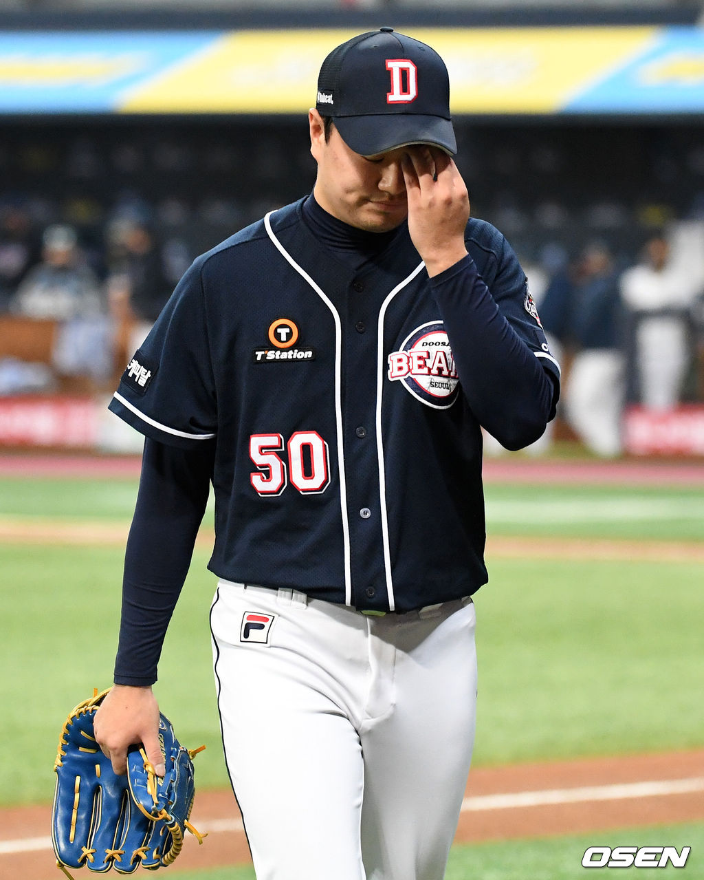 두산은 18일 서울 고척스카이돔에서 열린 ‘2020 신한은행 SOL KBO리그’ 포스트시즌 NC 다이노스와의 한국시리즈 2차전에서 5-4로 승리했다.9회말 2사 1,2루에서 두산 이영하가 마운를 내려가며 아쉬워하고 있다. /sunday@osen.co.kr